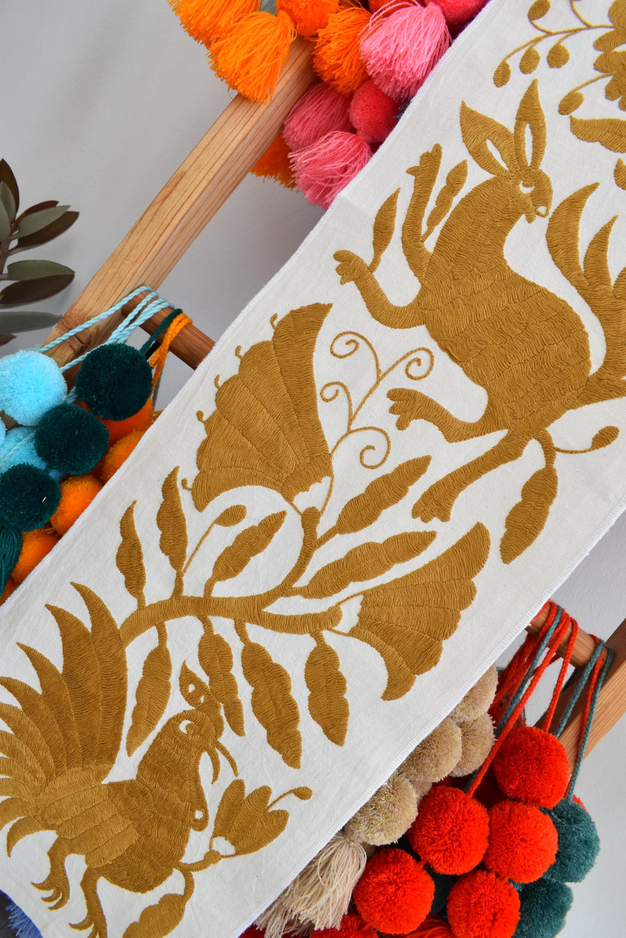 刺繍入りランナー1枚。手刺繍。テナンゴのオトミ族の工芸品。メキシコ