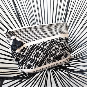 1 Handtasche. Handgewebt, 33 x 26 cm. Wir können den Versand kombinieren. Kosmetiktasche. Kupplung. Auch im Großhandel. EINZIGARTIGES Stück. Kleine Tasche. Geldbeutel