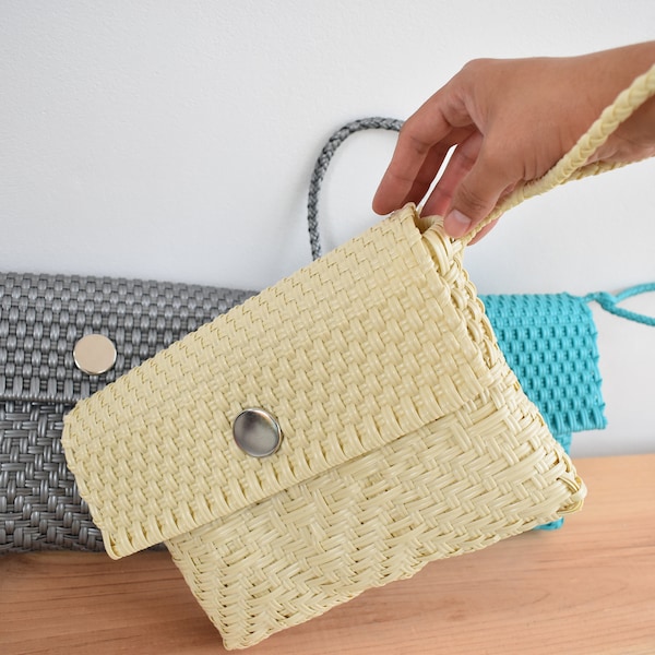 Wristlet bag 25*19*2 cm. BEIGE COLOR Handwoven wristlet bag. Clutch. For the beach or daily shopping, easy to wash. We handle wholesale!!