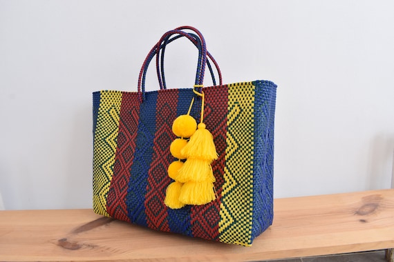 1 GRAND CABAS. Pompon inclus. Tiss avec du plastique recycl . Sac