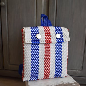 リサイクルプラスチックを使用した手編みのバックパック。 30*26*11cmのメキシカンバッグ。ビーチバッグ。ショッピングバッグ。トートバッグ。かわいいバッグ。卸売も