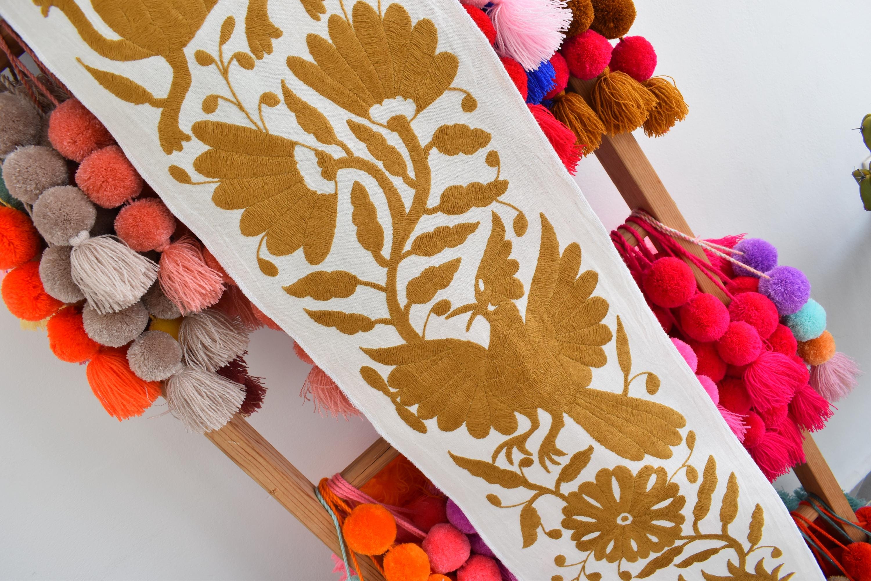 刺繍入りランナー1枚。手刺繍。テナンゴのオトミ族の工芸品。メキシコ