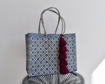 Large woven bag. Ideal for the beach and shopping, easy to wash. Mexican handicraft. We handle wholesale!!