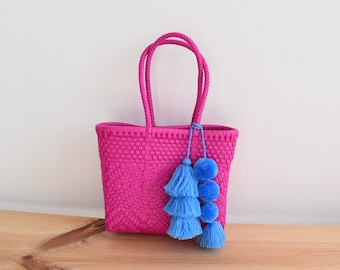 Plastic bag, 25*21 cm hand-woven. For the beach or daily shopping, easy to wash. Tote. Summer bag