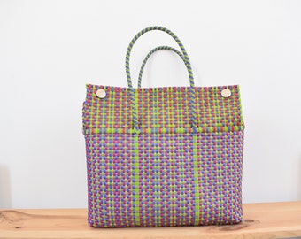 XL lunch box bag, woven. Handwoven with plastic. Ideal for beach and shopping, easy to wash. We handle wholesale!!