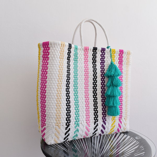 1 xl bag, woven. Handwoven with plastic. Ideal for beach and shopping, easy to wash. We handle wholesale!!