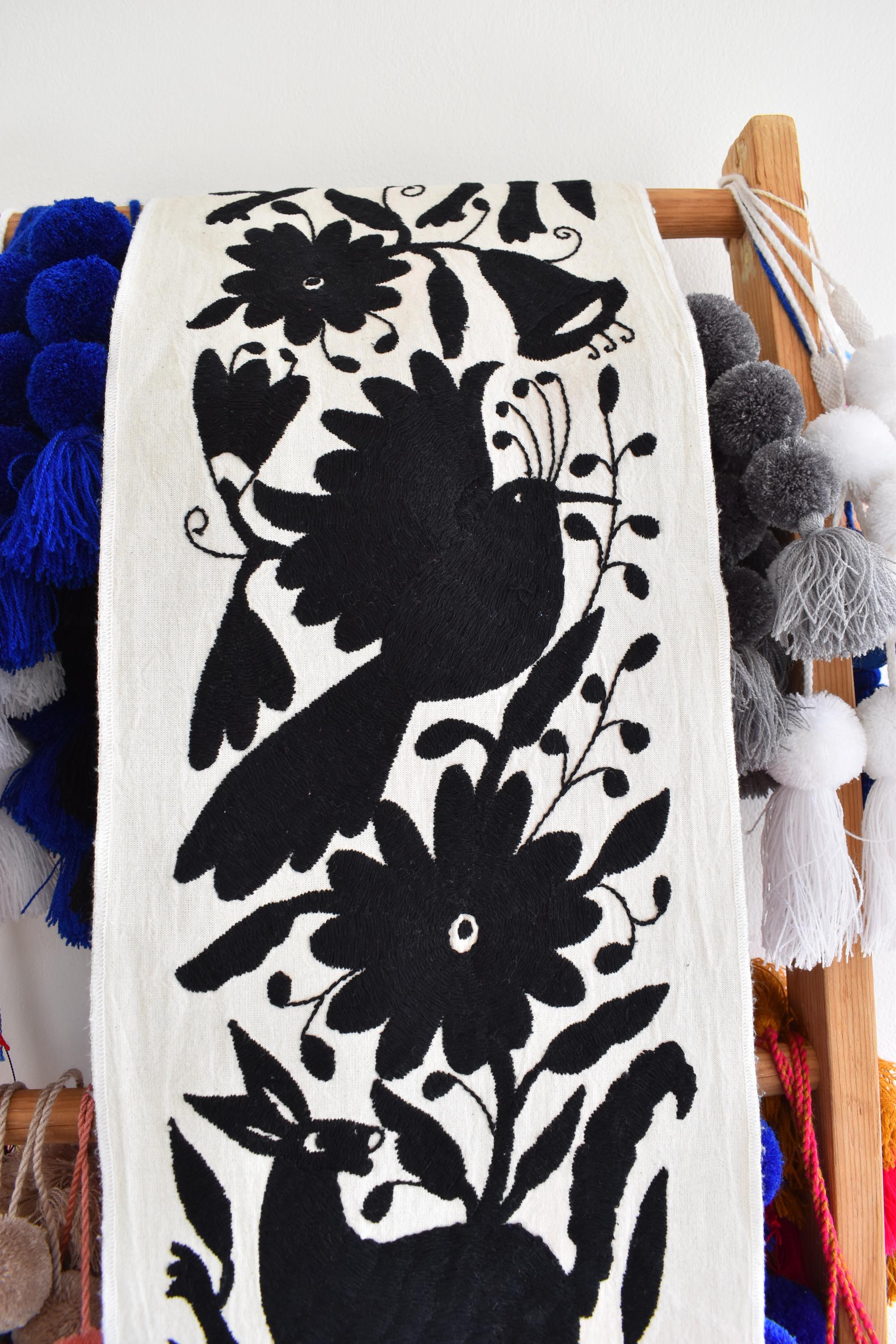 刺繍入りランナー1枚。手刺繍。テナンゴのオトミ族の工芸品。メキシコ