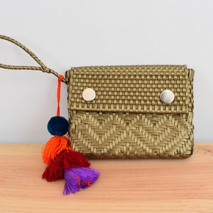 Geldbörse mit Armband. Handgewebte Tasche.  Mexikanische Tasche, handgewebt aus Plastik. AUCH Großhandel!! 10,5*8*1 Zoll. Pompon inklusive