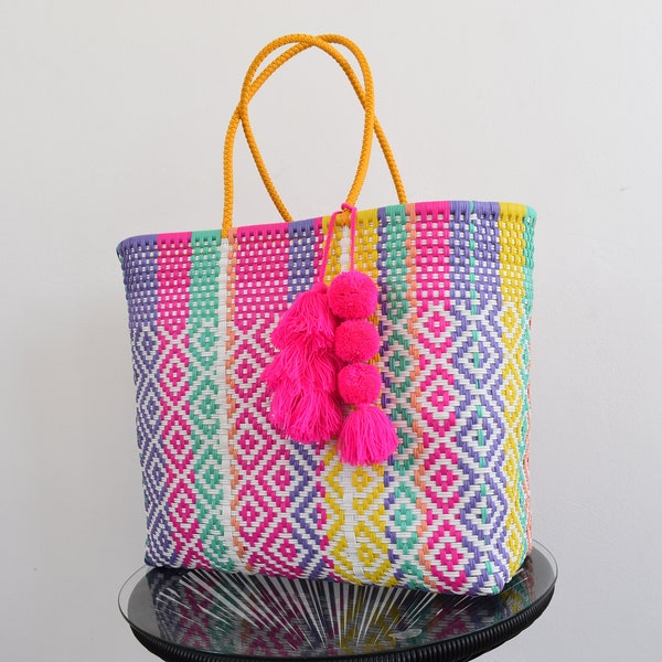 1 XL TOTE. Pompon Included.  45*38*18 cm Tejida con plástico reciclado. Mexican bag, handwoven. Para la playa fácil de lavar Wholesale Too