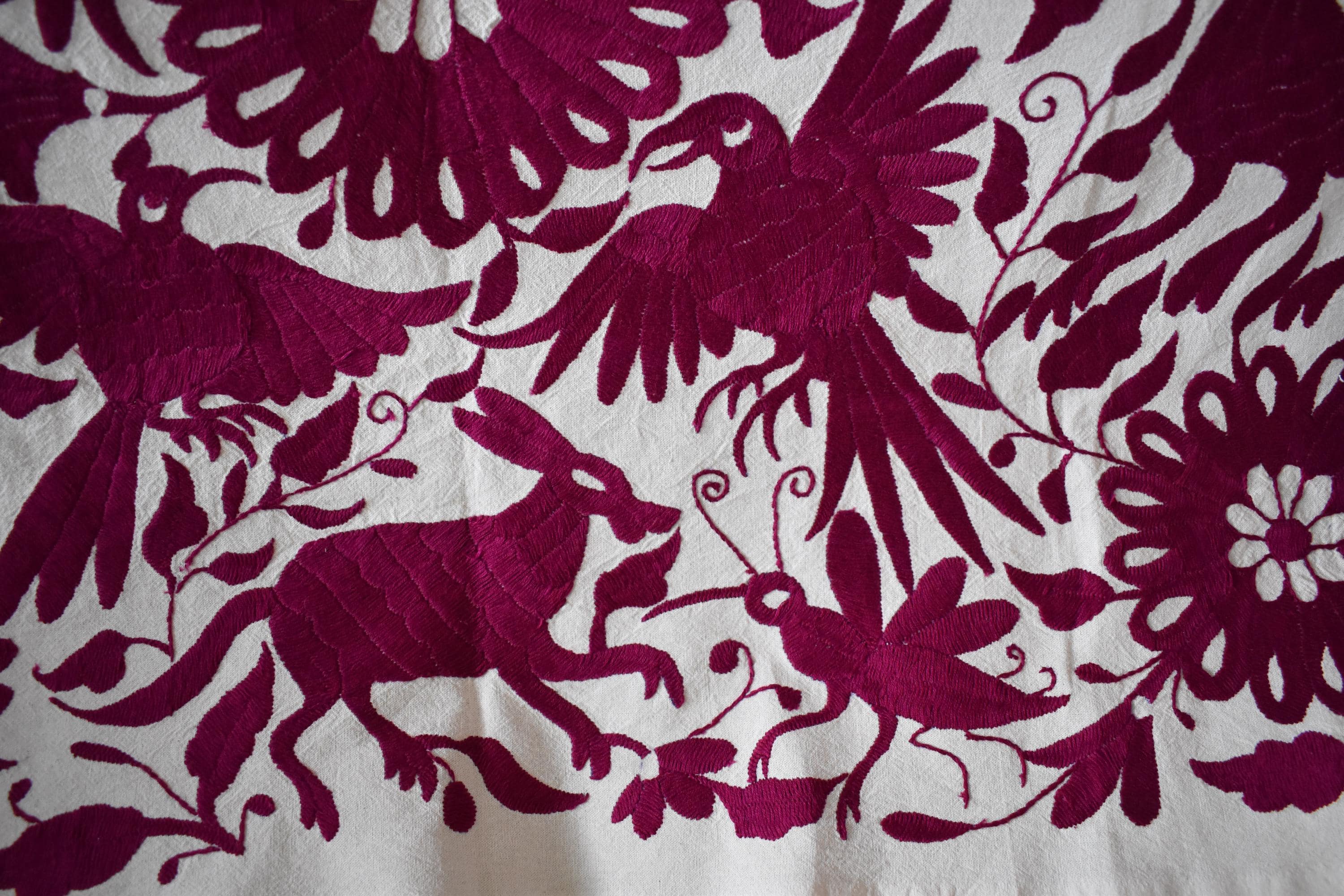 刺繍入りランナー1枚。88×72cm。ハンドメイド刺繍。テナンゴのオトミ族