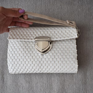1 Handgelenk-Umhängetasche – mexikanische handgefertigte Tasche. Weiß. Handgewebte Taschen aus Kunststoff. 20*14*9 cm Großhandel auch. Handgefertigte Tasche. Handtasche