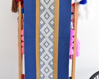 1 Bieżnik na stół – ręcznie robiony. Tkany ręcznie, wymiary 33 x 220 cm. Wysyłka możliwa łączoną. Bieżnik na łóżko – bieżnik na stół. Dostępna również sprzedaż hurtowa. Unikatowy egzemplarz.