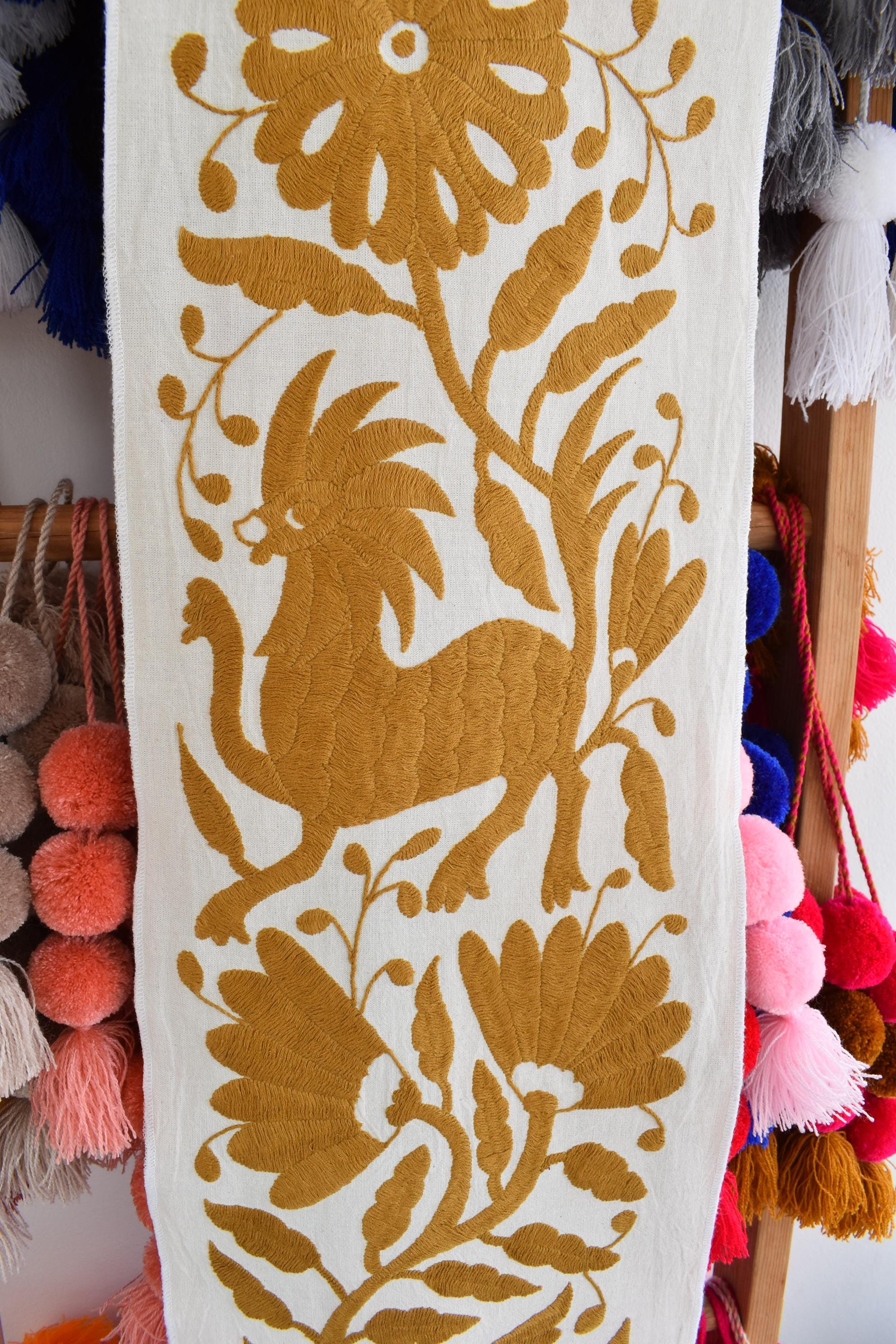 刺繍入りランナー1枚。手刺繍。テナンゴのオトミ族の工芸品。メキシコ