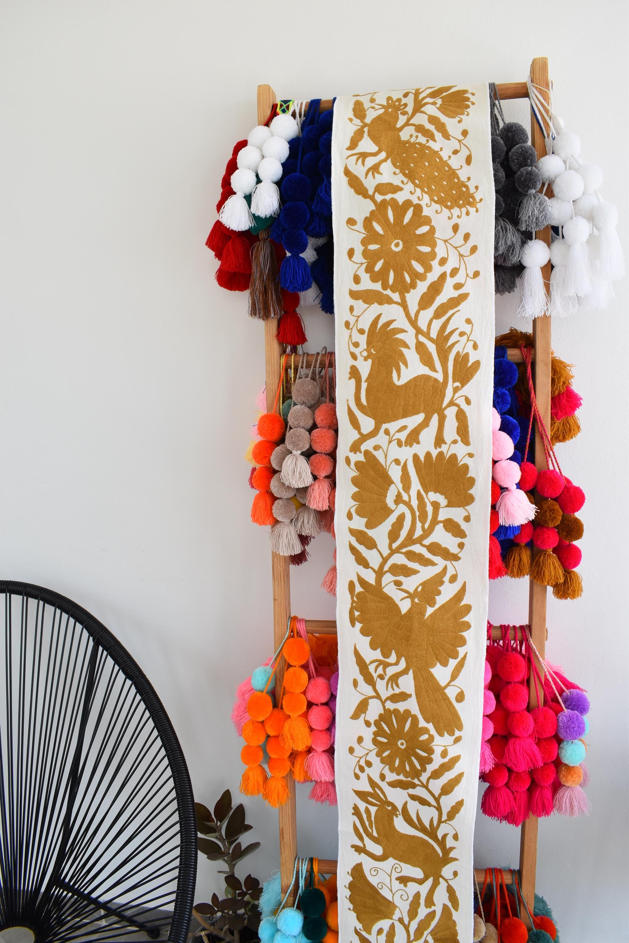 刺繍入りランナー1枚。手刺繍。テナンゴのオトミ族の工芸品。メキシコ