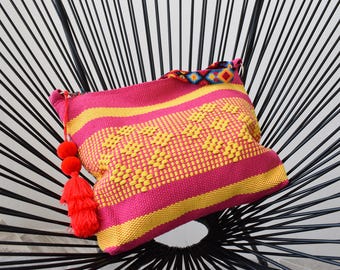 1 torebka. Ręcznie tkany, wymiary 33*26 cm. Możliwość łączenia przesyłek. Kosmetyczka. Sprzęgło. Również hurtowo. UNIKALNY egzemplarz. Mała torba. Torebka