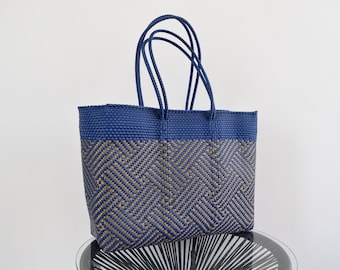 Large woven bag. Ideal for the beach and shopping, easy to wash. Mexican handicraft. We handle wholesale!!