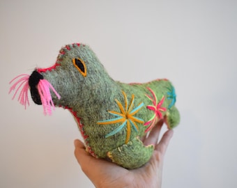 1 Meksykańska zabawka. Foka 23*17*8 cm. Dostępna hurtowo. Zabawka wełniana, haftowana i ręcznie robiona.