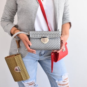 1 Handgelenk-Umhängetasche – mexikanische handgefertigte Tasche. GOLD. Handgewebte Taschen aus Kunststoff. 20*14*9 cm Großhandel auch. Handgefertigte Tasche. Handtasche