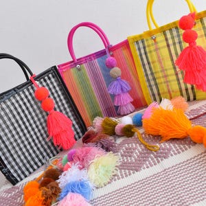 6 POMPONES. Podemos combinar envío.  Colgijes Mexicanos. Artesanía Mexicana. Manejamos Mayoreo Tejidos a Mano. Adornos BOLSOS no incluidos