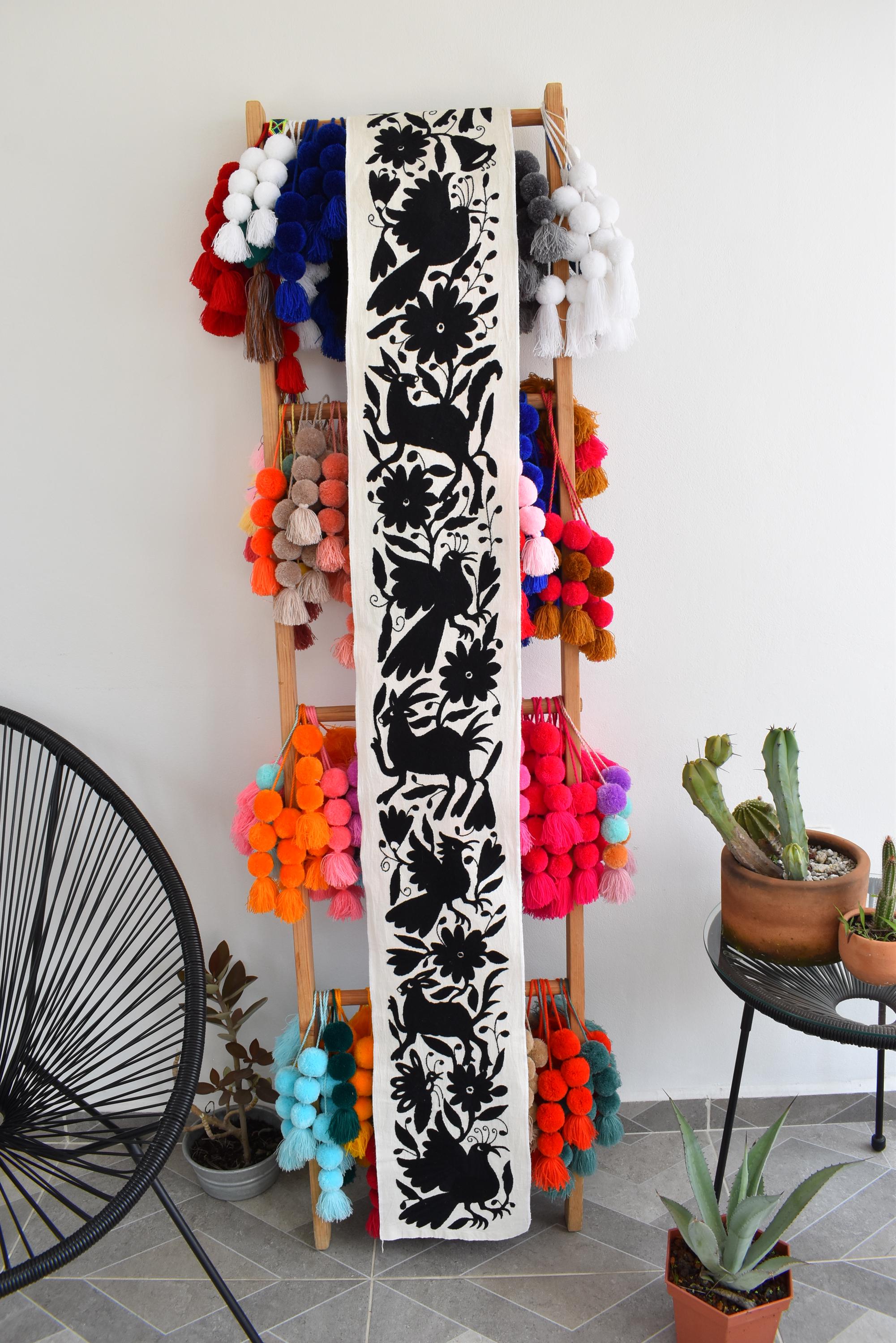 刺繍入りランナー1枚。手刺繍。テナンゴのオトミ族の工芸品。メキシコ