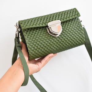 Wristlet Crossbody Bag - Mexican Handmade Bag. Handwoven bags made with plastic. 20*14*9 cm Wholesale too. Handmade Bag. Hand Bag