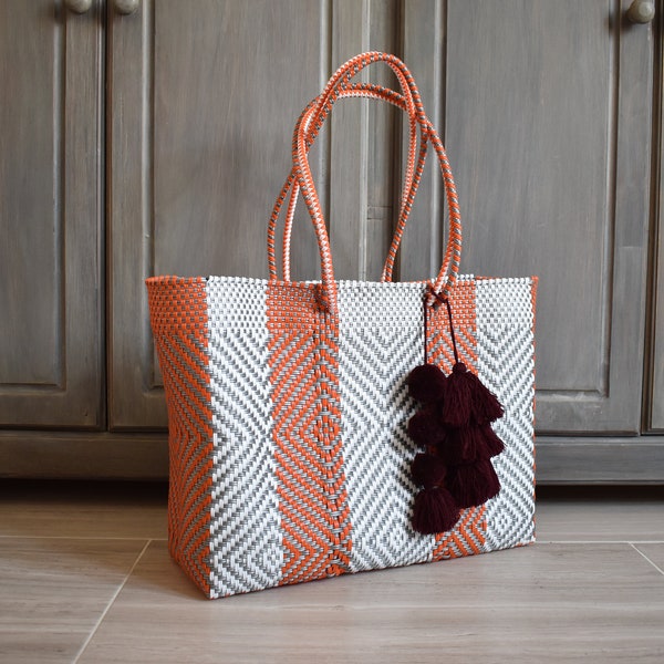 1 BIG TOTE. Pompon Included. Tejida con plástico reciclado. Mexican bag, handwoven. Para la playa fácil de lavar Wholesale Too !!!