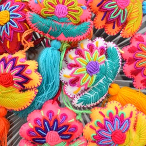 Set of 6 pompon pieces. Lotus Flower.  Random colours. Ask for the available pieces. We can combine shipping costs for multiple items