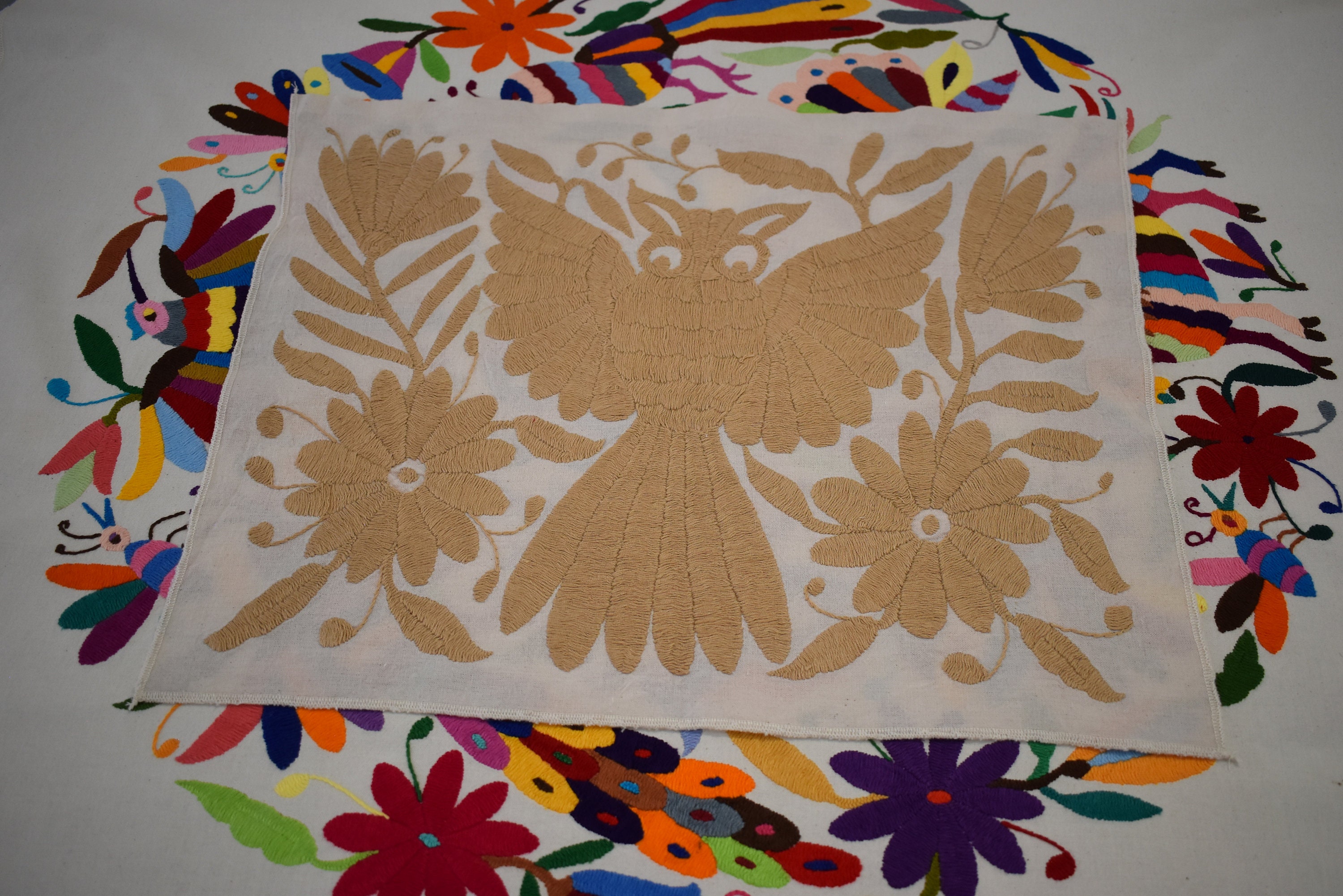 刺繍入りプレイスマット（個装）。刺繍入りテーブルクロス（個装