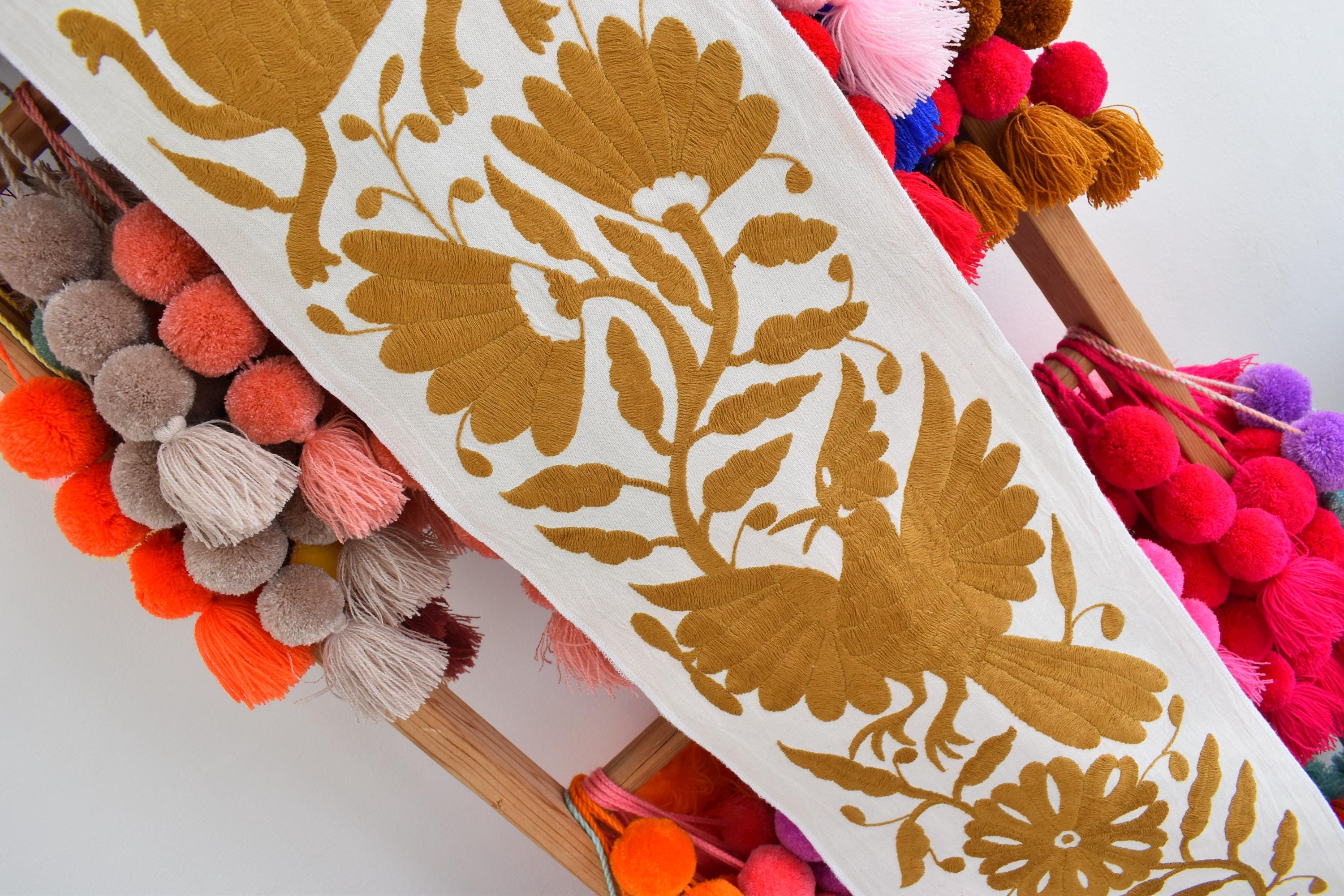 刺繍入りランナー1枚。手刺繍。テナンゴのオトミ族の工芸品。メキシコ