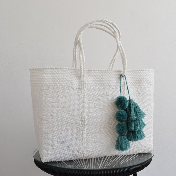 1 BIG TOTE. Pompom Included. 45*35*14 cm Woven with recycled plastic. Mexican bag, handwoven. For the beach easy to wash Wholesale Too