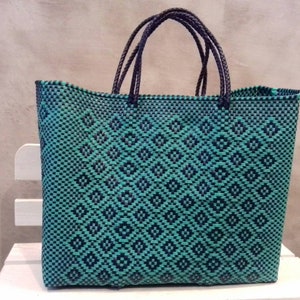 大きめの編み込みバッグ。 45×35 cmのプラスチックで手編みされたメキシコの手工芸品バッグ。ビーチトートバッグ - マーケットバッグ - 食料品バッグ - 卸売も