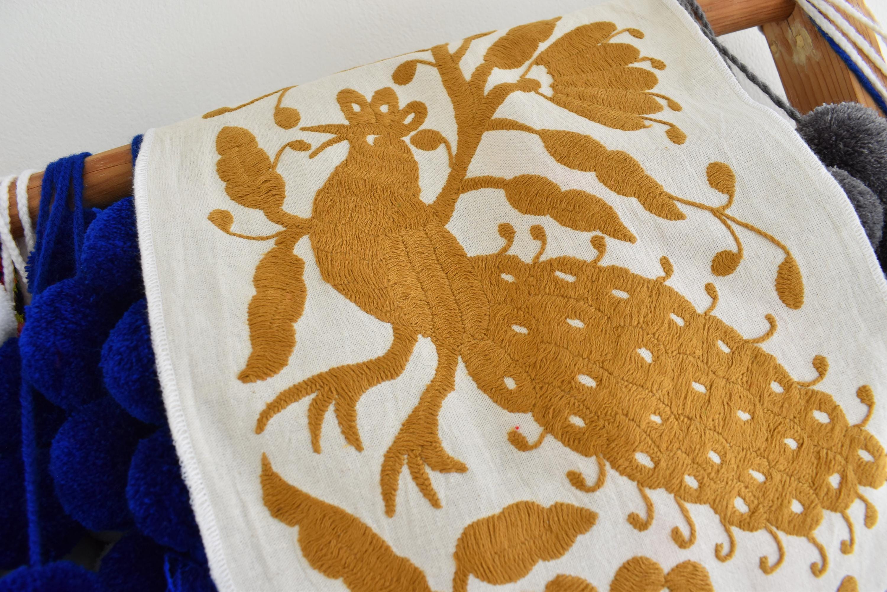 刺繍入りランナー1枚。手刺繍。テナンゴのオトミ族の工芸品。メキシコ