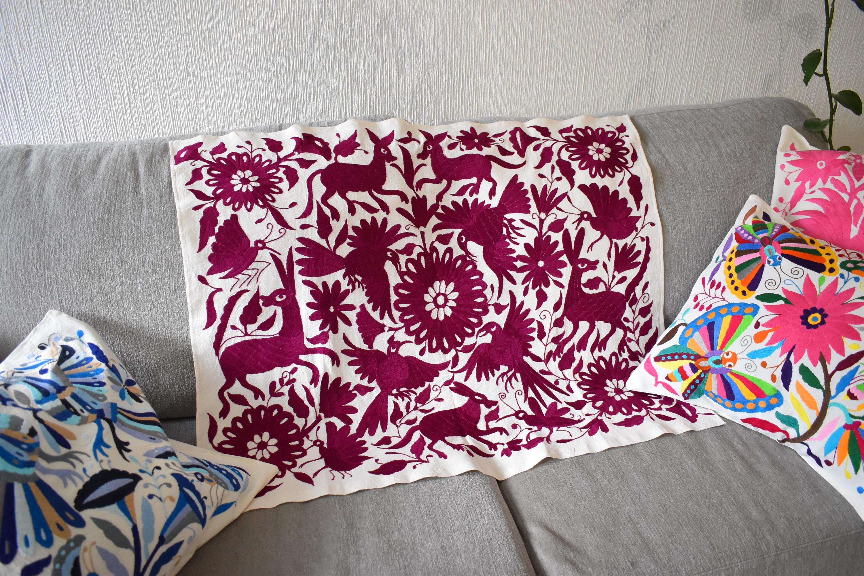 刺繍入りランナー1枚。88×72cm。ハンドメイド刺繍。テナンゴのオトミ族