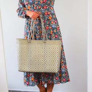Large, woven bag. Mexican handcrafted bag, handwoven with plastic. Wholesale TOO. Pompom INCLUDED. Beach Bag. Grocery Bag. tote bag