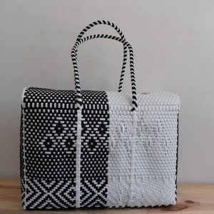 1 XL Lunch TOTE. Woven with recycled plastic. Mexican bag, handwoven. For the beach easy to wash Wholesale Too !!!