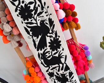 刺繍入りランナー1枚。手刺繍。テナンゴのオトミ族の工芸品。メキシコ