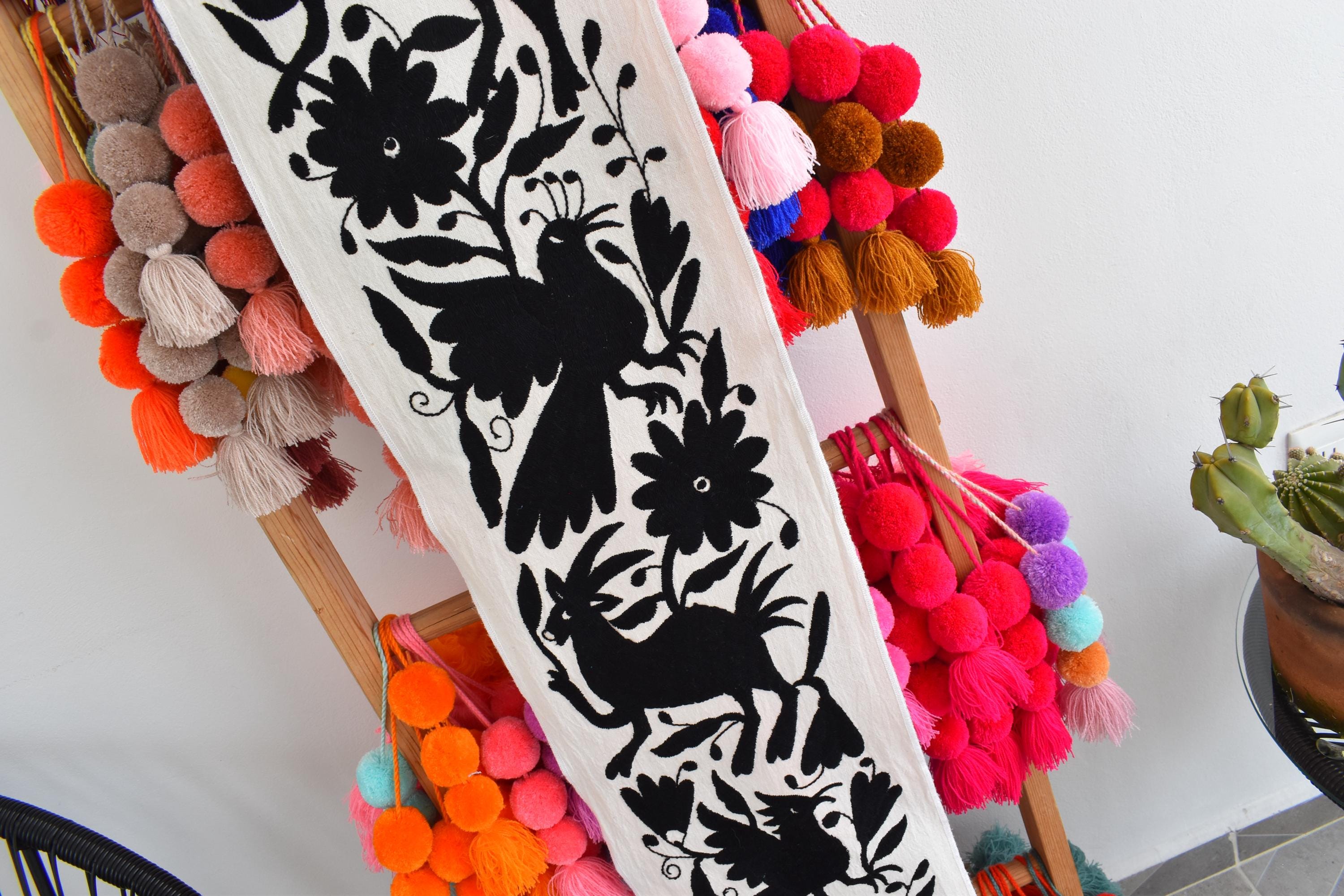 刺繍入りランナー1枚。手刺繍。テナンゴのオトミ族の工芸品。メキシコ