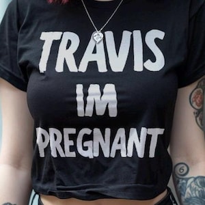 Travis I&#39;m Pregnant - Pop Punk Emo - Women&#39;s Crop Top T-Shirt - Black
