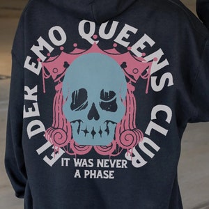 Pu&ograve; includere: Felpa con cappuccio nera con una stampa grafica di un teschio con una corona e il testo "Elder Emo Queens Club" e "It was never a phase".