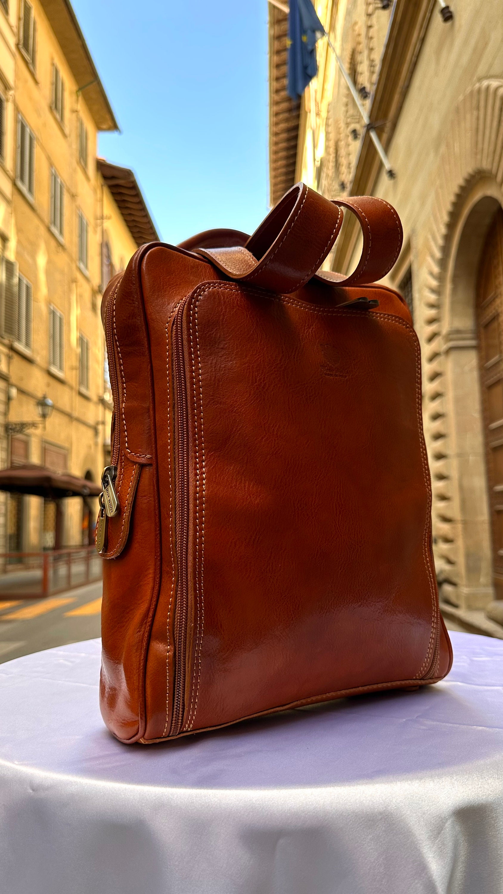 イタリア製スタイリッシュなハンドメイドレザーバックパック