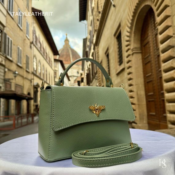 Italian Leather Tote Bag: Handmade Elegant Bee Clasp, Mint  display picture 2