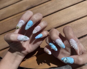 Presse de méduses d'été sur les ongles