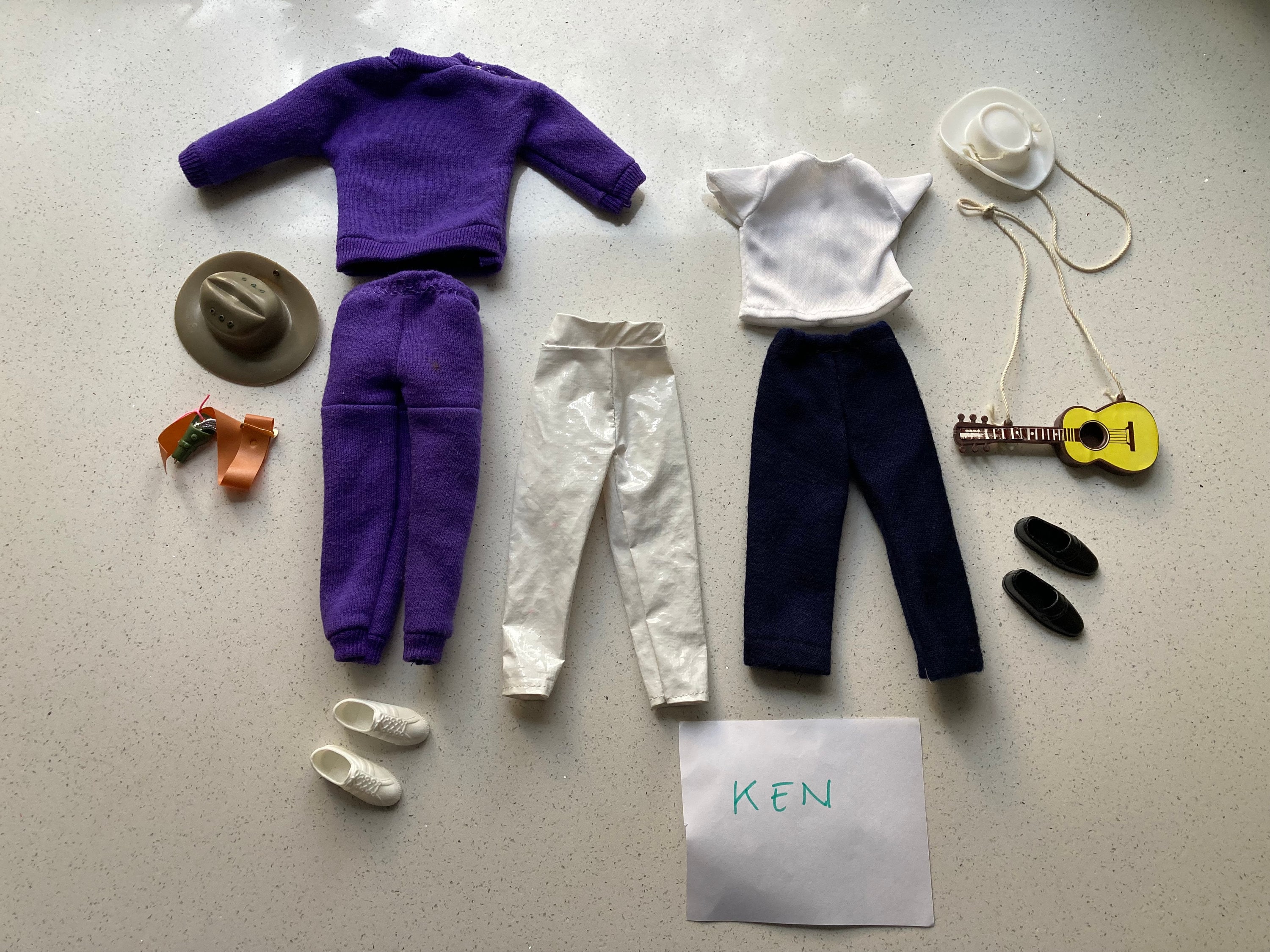 Lot de 18 vêtements et accessoires pour poupées Ken et Filles,4 robes,1  vêtements décontractés,3 paires de chaussures pour filles de 11.5 pouces,3  paires de chaussures,2 lunettes pour Ken : : Jeux et Jouets