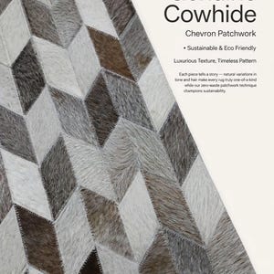 Puede incluir: Una alfombra de piel de vaca genuina con un patrón de patchwork en chevron en tonos gris natural, blanco y marrón. El texto en la imagen dice: Natural Grey, Genuine Cowhide, Chevron Patchwork, Sustainable & Eco Friendly, Luxurious Texture, Timeless Pattern, Each piece tells a story.