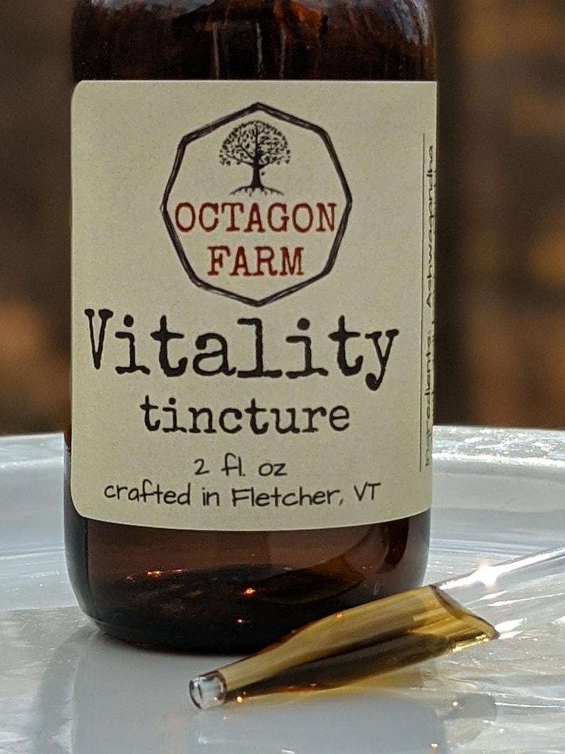Puede incluir: Una botella de vidrio marr&oacute;n con una etiqueta que dice "Octagon Farm Vitality tincture 2 fl oz crafted in Fletcher, VT".