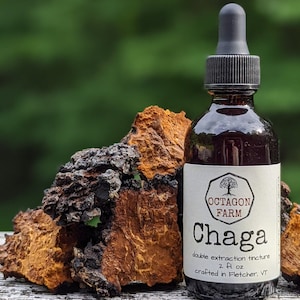 以下が含まれることがあります： オクタゴンファーム製のチャガダブルエキスチンキ2 fl ozボトル。バーモント州フレッチャーで製造。ボトルは茶色のガラス製で、黒いスポイトキャップが付いています。ラベルは白地に黒文字で、木が白黒で描かれています。ボトルはチャガキノコの山の上に置かれています。