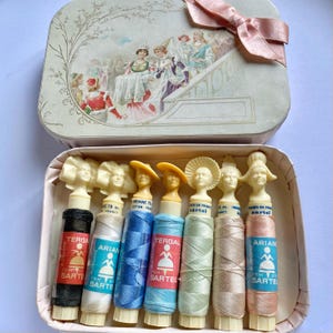 Juego de 3 cabezas de muñeca Sartel vintage francesas con bobina – Caja de exhibición para coleccionistas (RARO)
