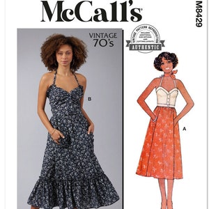Puede incluir: Patrón de costura vintage de McCall's para un vestido con escote halter y un dobladillo con volantes. El patrón es de la década de 1970 y está diseñado por Laura Ashley. El patrón incluye dos vistas diferentes: un vestido de estampado floral y un vestido blanco sólido con una falda de estampado floral.