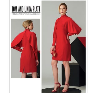 Könnte beinhalten: Ein rotes Kleid mit hohem Kragen und langen Ärmeln. Das Kleid hat einen kapuzenartigen Rücken und eine figurbetonte Silhouette. Das Kleid wird von einem Model mit einer Clutch und hohen Schuhen getragen.