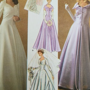 Op de afbeelding: Drie vintage bruidsjurken in wit en lavendel. De jurken hebben lange mouwen, een getailleerd lijfje en een volle rok. De tekst "1950s Retro" staat bovenaan de afbeelding.